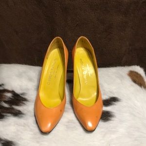 Size 6 All Leather Charles Jourdan pump in Apricot